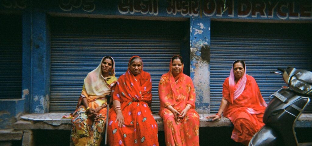 femmes indiennes assises dans la rue à Jodhpur