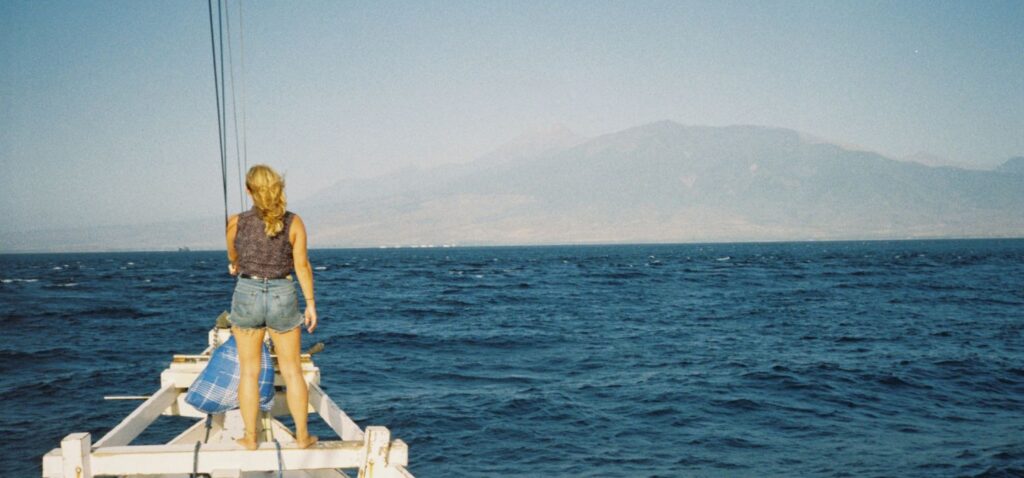 Pauline seule à l'avant d'un bateau en indonésie