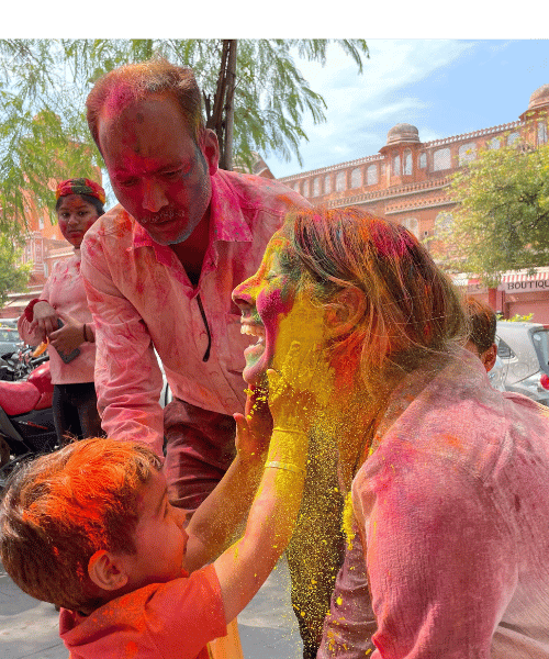 femme jouant avec un enfant à la fête des couleurs de Jaipur lors d'un voyage solo en Inde