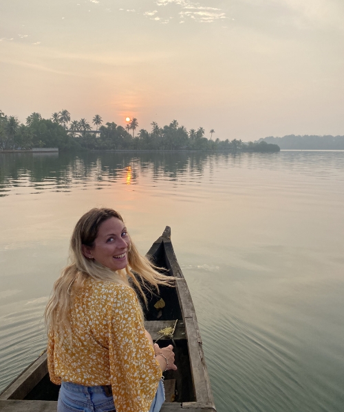 femme sur une pirogue dans les backwaters en Inde