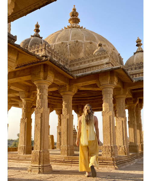 femme de dos visitant un temple en inde