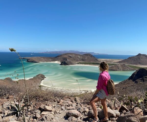 Baja california playa balandra Pauline avec une vue de la playa balandra en baja california du sud