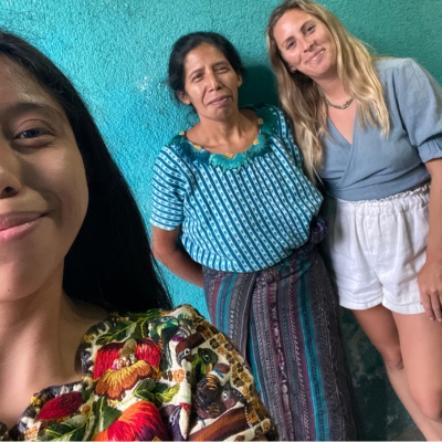 Elena, sa maman et Pauline après l'atelier de Broderie au Guatemala