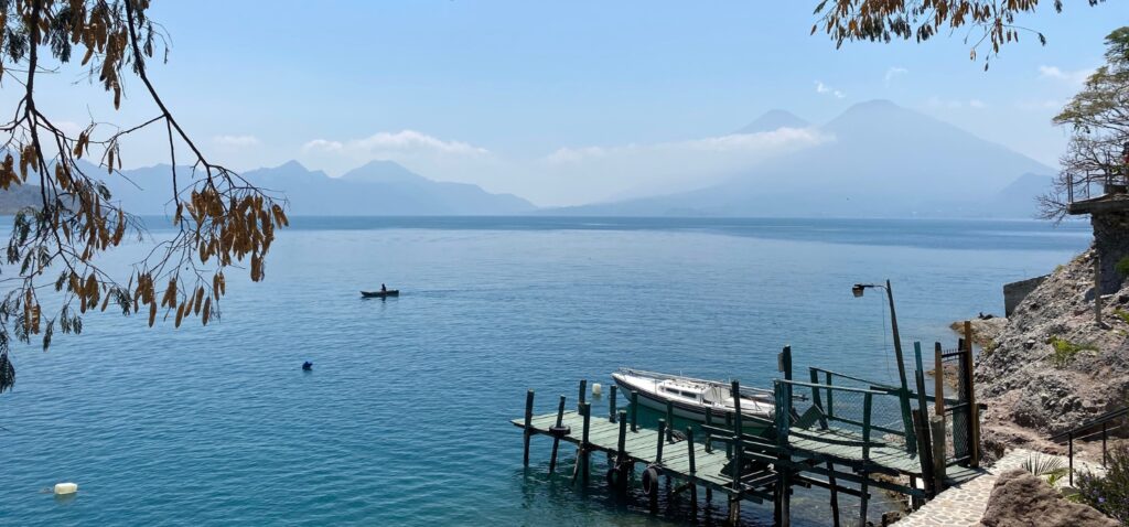 Bateau traversant le lac Atitlán entre les villages guatémaltèques