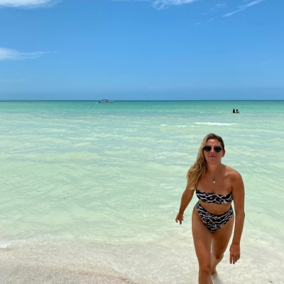 Holbox Pauline dans l'eau transparente de l'ile de holbox au mexique