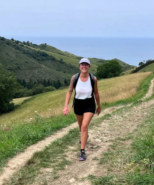 jeune femme en train de randonner en montagne dans les îles canaries