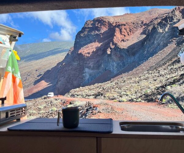 vue du paysage de Lanzarote depuis l'arrière d'un van
