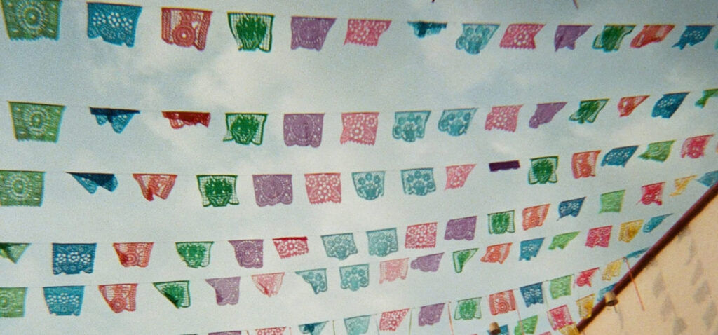Drapeau papel picado dans une rue de Oaxaca au Mexique