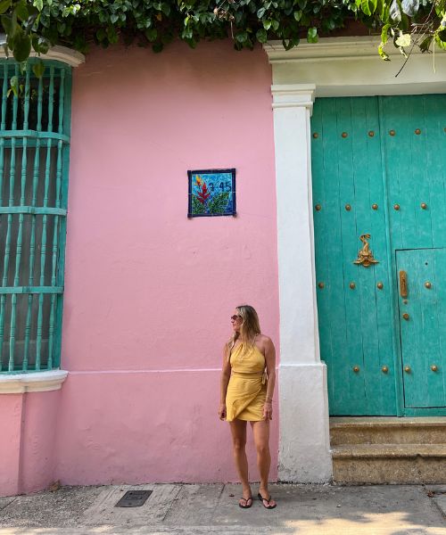 Pauline dans une rue colorée de Carthagène