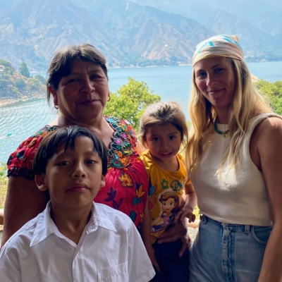 Pauline avec les enfants et la grand mère de sa famille d'accueil au Guatemala