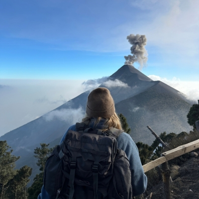 Pauline regardant le volcan fuego au Guatemala