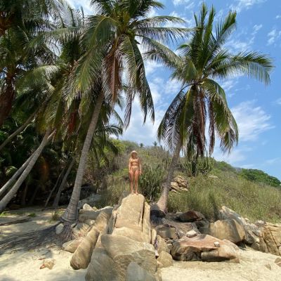 Plage Bacocho à Puerto escondido Mexique Pauline à la fin de la randonnée du volcan acatenango au Guatemala