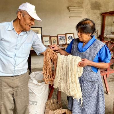 Teotitlan del valle artisans tapis Pauline à la fin de la randonnée du volcan acatenango au Guatemala