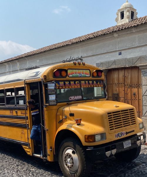 chicken bus transport typique du guatemala