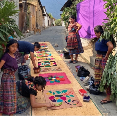 famille guatemaltèque en train de réaliser une alfombra à san Marco au Guatemala