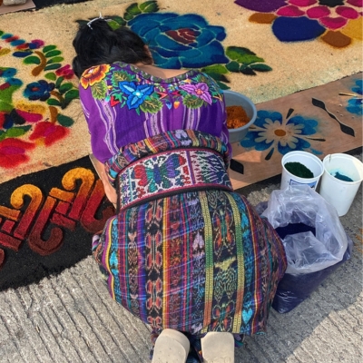 femme guatemaltèque en train de réaliser une alfombra