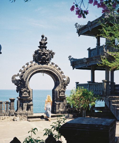femme voyageant seule et visitant un temple à Bali