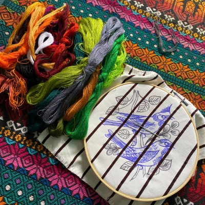 Kit de broderie typique du Guatemala pour la réalisation d'un huipil