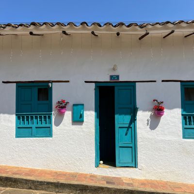 Maison coloniale aux murs blancs à Barichara en Colombie