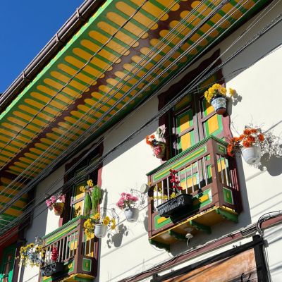 Maison colorée traditionnelle de la région du café colombienne