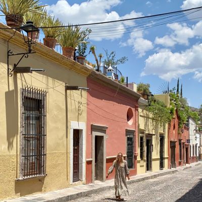 rue de San Miguel de Allende Pauline dans une rue de San Miguel de Allende au Mexique