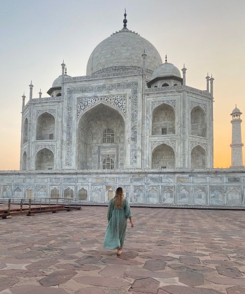 séance coaching femme voyage solo Pauline marchant au lever du soleil vers le taj mahal