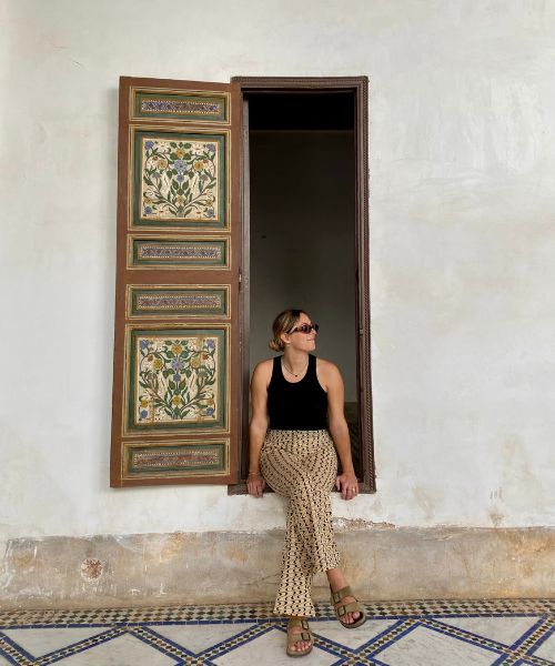 femme assise devant une fenêtre au Palais Bahia de Marrakech