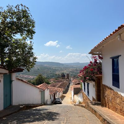 Vue sur les maisons et les rues de Barichara en Colombie