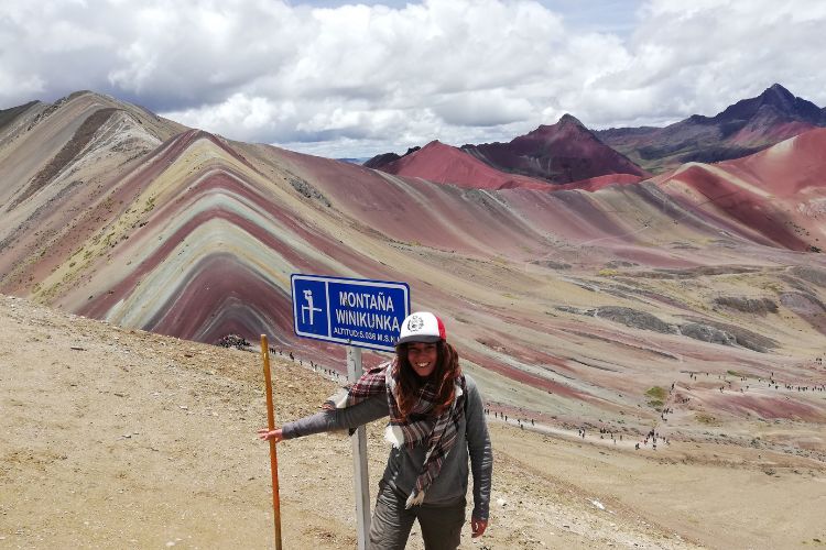 randonnée seule à la montagne aux sept couleurs au Pérou